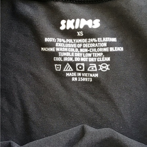 SKIMS Fits Everybody T-Shirt | Onyx - Picture 13 of 16